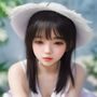 林夏，韩剧伦理局主编，短发女性，戴着圆框眼镜，笑容温和，坐在书桌前，背景是满满当当的书架